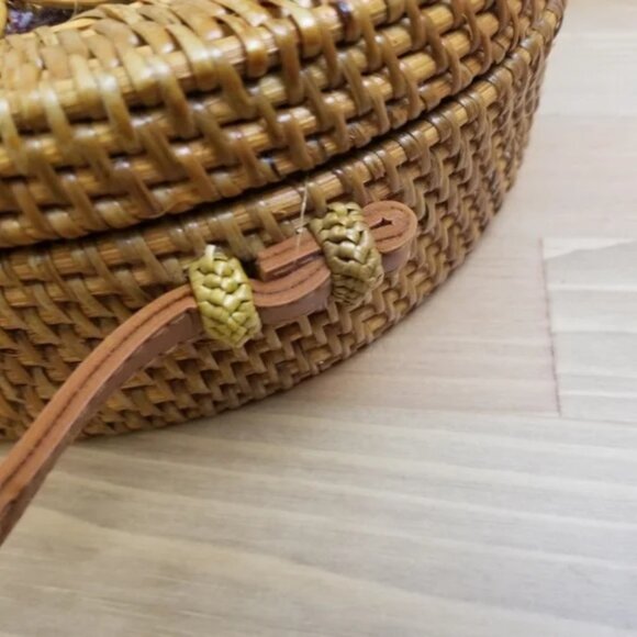 Round Rattan Crossbody Bag. - Picture 8 of 11